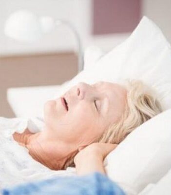 Pas menopauzës, nivelet e ulëta të hormoneve seksuale shtojnë mundësinë e gërhitjes dhe apnesë së gjumit